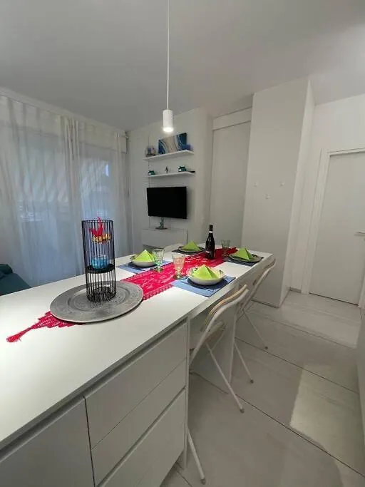 Suite Bianca Fronte Mare Lido di Jesolo Lejlighed